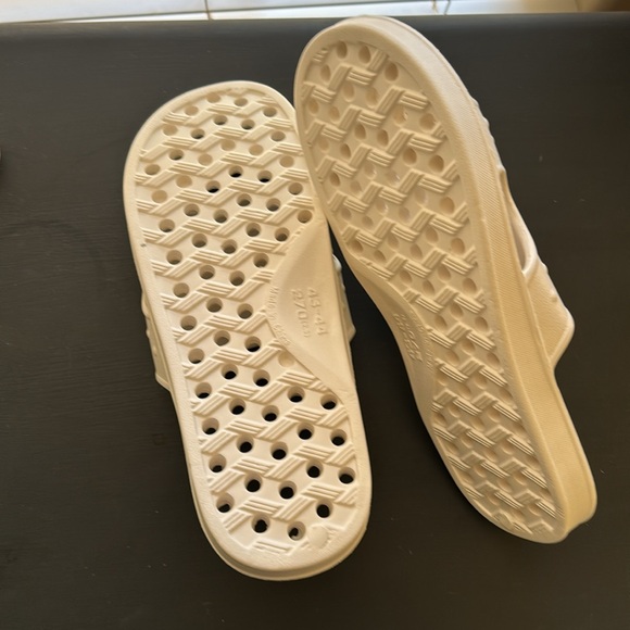 Women’s white shower shoes size 11-12 - Picture 6 of 6